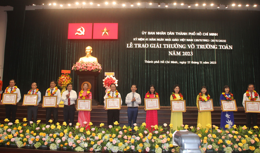 Cán bộ, giáo viên tiêu biểu được tôn vinh Giải thưởng Võ Trường Toản năm 2023. Cán bộ, giáo viên tiêu biểu được tôn vinh Giải thưởng Võ Trường Toản năm 2023.
