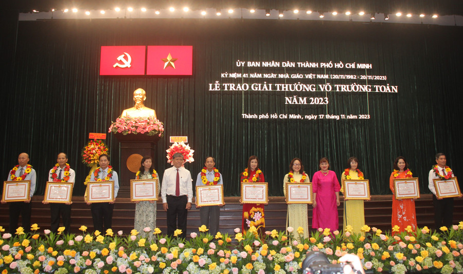 Các cán bộ, giáo viên đạt Giải thưởng Võ Trường Toản năm 2023 nhận bằng khen của UBND TPHCM. Các cán bộ, giáo viên đạt Giải thưởng Võ Trường Toản năm 2023 nhận bằng khen của UBND TPHCM.