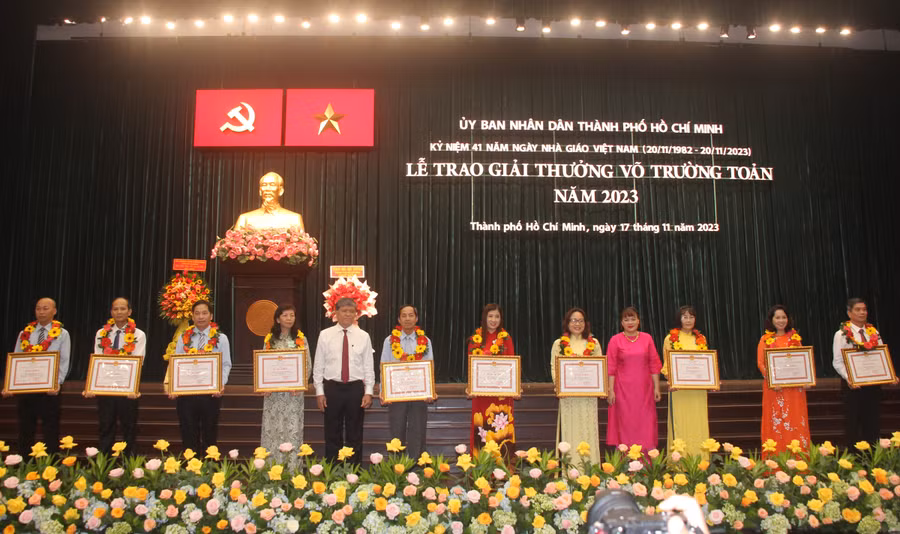 Các cán bộ, giáo viên đạt Giải thưởng Võ Trường Toản năm 2023 nhận bằng khen của UBND TPHCM.