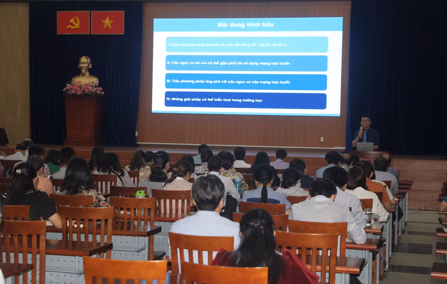 Toàn cảnh đợt tập huấn chuyên đề “Nâng cao nhận thức và kỹ năng về an toàn thông tin mạng”. Toàn cảnh đợt tập huấn chuyên đề “Nâng cao nhận thức và kỹ năng về an toàn thông tin mạng”.