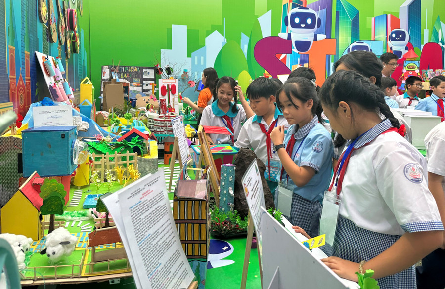 Học sinh tham quan khu trưng bày sản phẩm. Học sinh tham quan khu trưng bày sản phẩm.