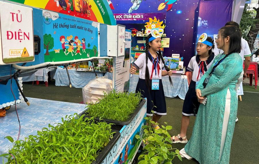 Học sinh tự tin giới thiệu về sản phẩm của mình. Học sinh tự tin giới thiệu về sản phẩm của mình.