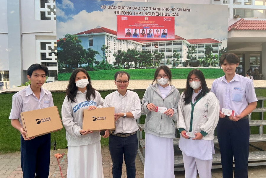 Phần quà từ DOL English gửi tặng đến học sinh có câu trả lời xuất sắc nhất.