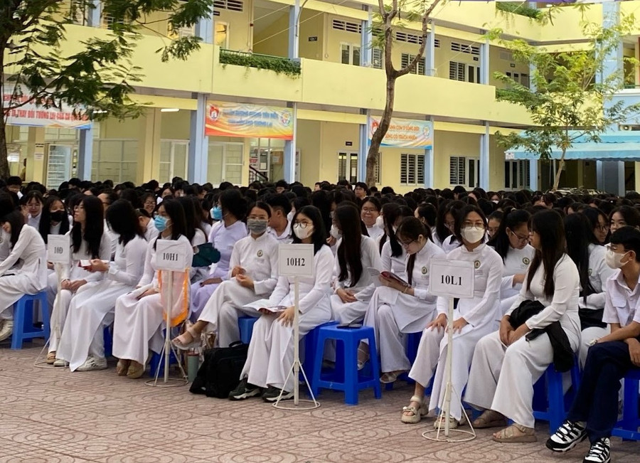 Các bạn học sinh chăm chú tìm hiểu Linearthinking.