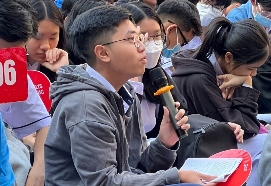 Học sinh THPT Võ Thị Sáu hăng hái trả lời câu hỏi từ diễn giả. Học sinh THPT Võ Thị Sáu hăng hái trả lời câu hỏi từ diễn giả.