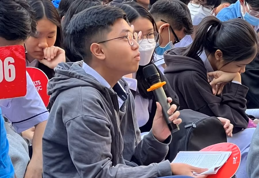 Học sinh THPT Võ Thị Sáu hăng hái trả lời câu hỏi từ diễn giả. Học sinh THPT Võ Thị Sáu hăng hái trả lời câu hỏi từ diễn giả.