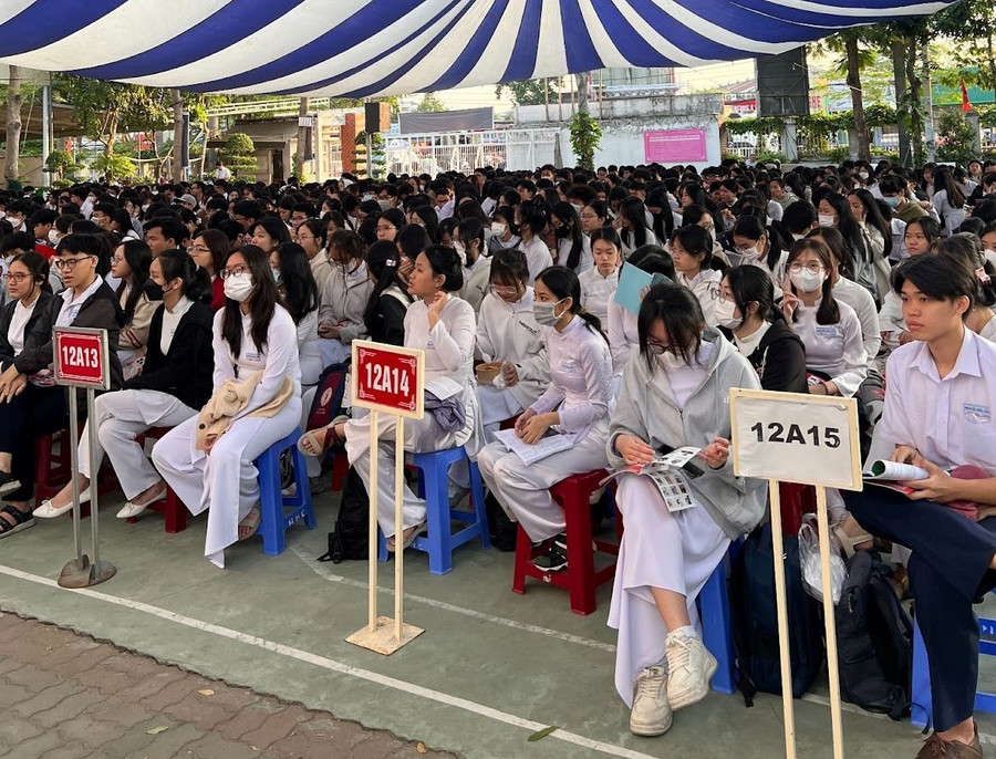 Các bạn học sinh trường THPT Nguyễn Hữu Cầu chăm chú tìm hiểu về phương pháp học tiếng Anh tư duy Linearthinking.