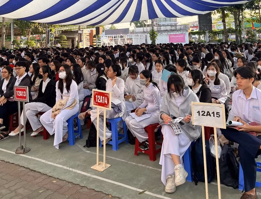 Các bạn học sinh trường THPT Nguyễn Hữu Cầu chăm chú tìm hiểu về phương pháp học tiếng Anh tư duy Linearthinking.