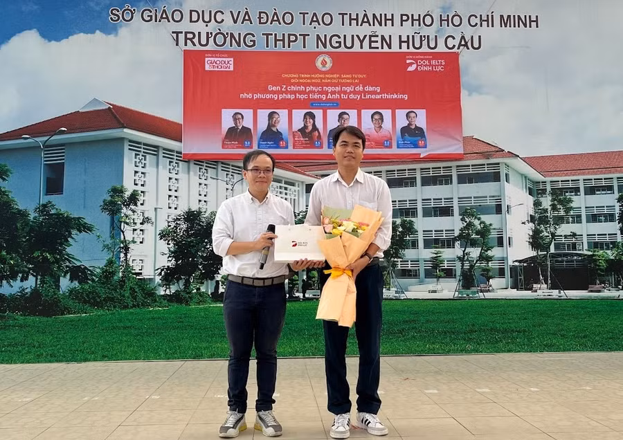 Đại diện DOL English - thầy Đình Phúc tặng quà đến trường THPT Nguyễn Hữu Cầu.