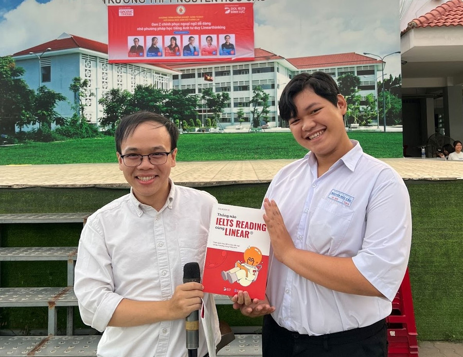 Diễn giả Đình Phúc giao lưu với các bạn học sinh THPT Nguyễn Hữu Cầu.