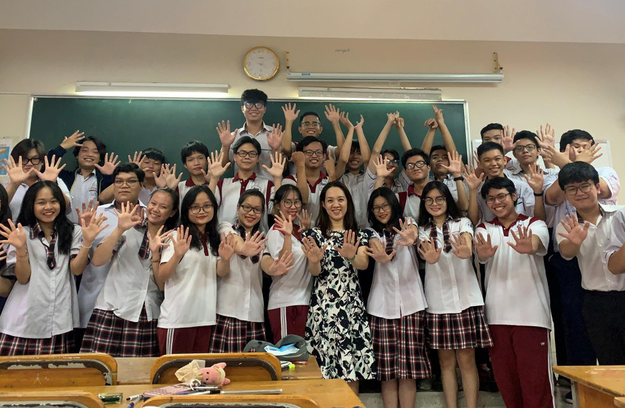 Cô Bùi Ngọc Thảo chụp ảnh lưu niệm cùng học sinh lớp 12 trước kỳ thi tốt nghiệp. Cô Bùi Ngọc Thảo chụp ảnh lưu niệm cùng học sinh lớp 12 trước kỳ thi tốt nghiệp.