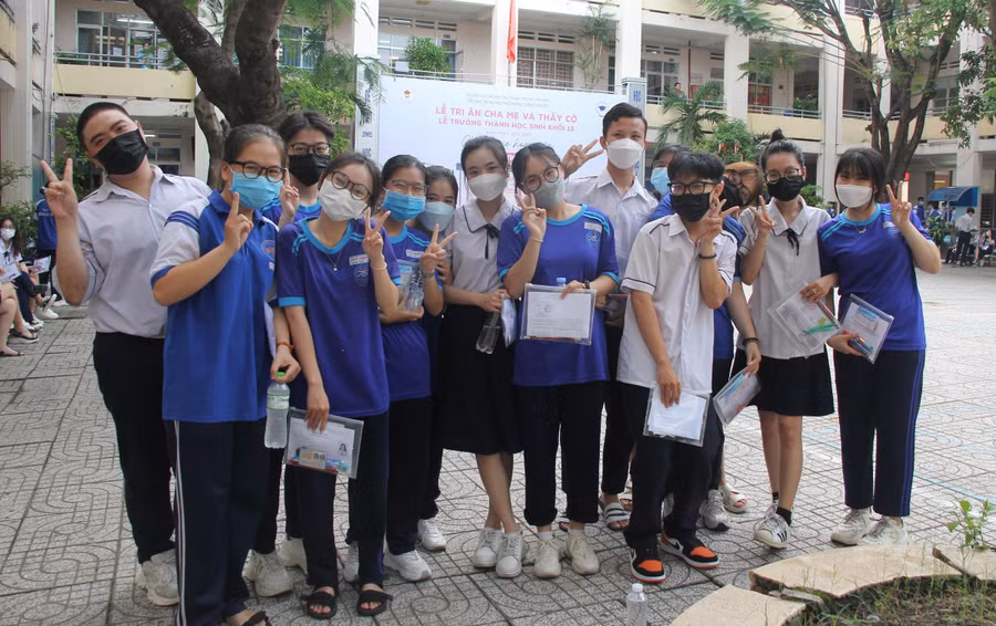 Nhiều thí sinh phấn khởi trong ngày cuối của kỳ thi tốt nghiệp THPT.