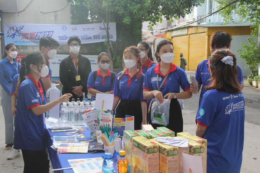 Lực lượng tình nguyện viên có mặt tại cổng trường THPT Giồng Ông Tố (TP Thủ Đức) từ rất sớm để hỗ trợ thí sinh.