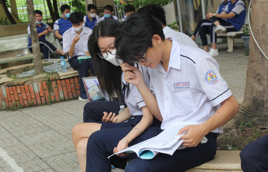Với đề thi môn tiếng Anh tốt nghiệp THPT thí sinh dễ dàng đạt được mức 7 đến 8 điểm. Với đề thi môn tiếng Anh tốt nghiệp THPT thí sinh dễ dàng đạt được mức 7 đến 8 điểm.