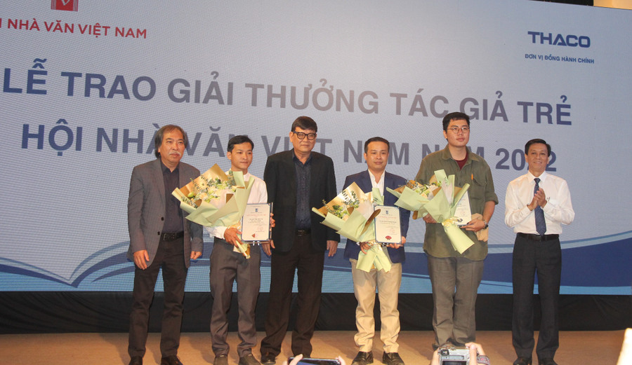 Trao giải thưởng tác giả trẻ Hội Nhà văn Việt Nam năm 2022 cho các tác giả. Trao giải thưởng tác giả trẻ Hội Nhà văn Việt Nam năm 2022 cho các tác giả.