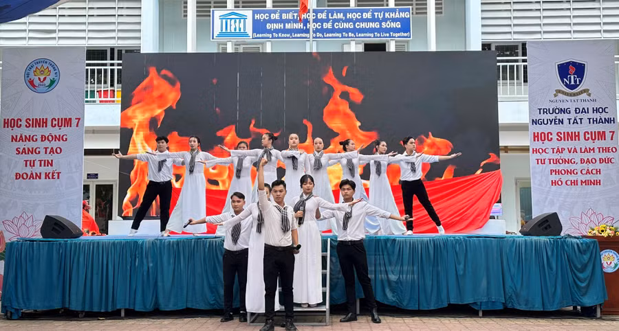 Hội trại truyền thống 9/1 diễn ra với chủ đề “Tự hào học sinh Thành phố học tập và làm theo Bác”.
