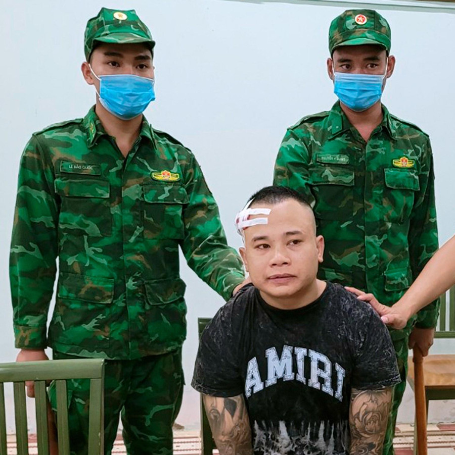 Đối tượng Nguyễn Văn Thương vận chuyển 2 khẩu súng cùng 25 viên đạn bị lực lượng Biên phòng bắt giữ. Đối tượng Nguyễn Văn Thương vận chuyển 2 khẩu súng cùng 25 viên đạn bị lực lượng Biên phòng bắt giữ.