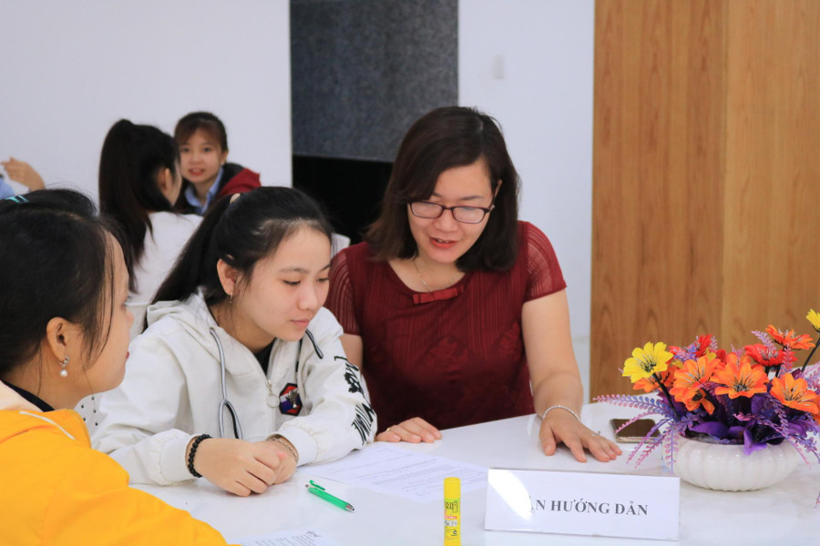 HUFI khuyến cáo tân sinh viên cần phải cẩn trọng với các chiêu trò lừa đảo. HUFI khuyến cáo tân sinh viên cần phải cẩn trọng với các chiêu trò lừa đảo.