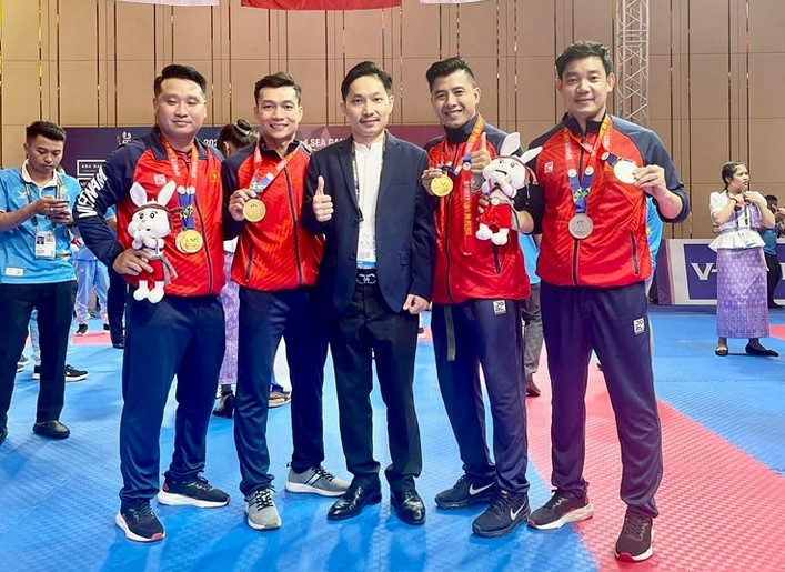 Thầy Duy (ngoài cùng bên phải) cùng đồng đội giành Huy chương vàng môn võ Vovinam tại SEA Games 32. Thầy Duy (ngoài cùng bên phải) cùng đồng đội giành Huy chương vàng môn võ Vovinam tại SEA Games 32.