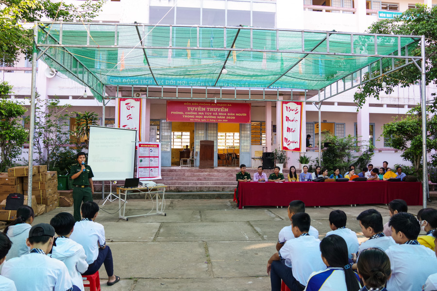 Đồn Biên phòng An Thạnh Ba phối hợp với các nhà trường trên địa bàn đóng quân tổ chức các buổi tuyên truyền phòng, chống ma túy và mua bán người trong học đường. Đồn Biên phòng An Thạnh Ba phối hợp với các nhà trường trên địa bàn đóng quân tổ chức các buổi tuyên truyền phòng, chống ma túy và mua bán người trong học đường.