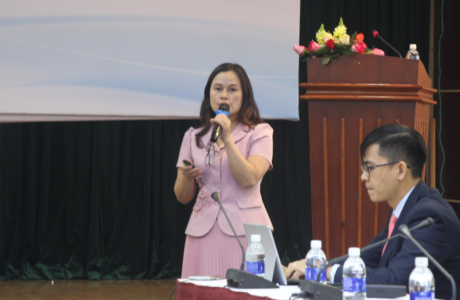 Bà Nguyễn Thị Thu Hương thông tin tại hội nghị.