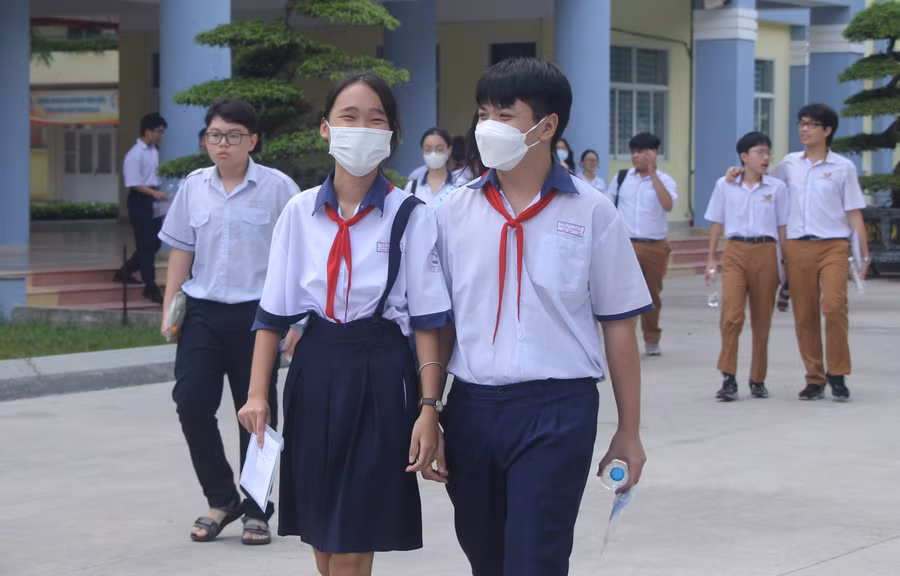 Thí sinh tham gia kỳ thi tuyển sinh lớp 10 TPHCM. Thí sinh tham gia kỳ thi tuyển sinh lớp 10 TPHCM.