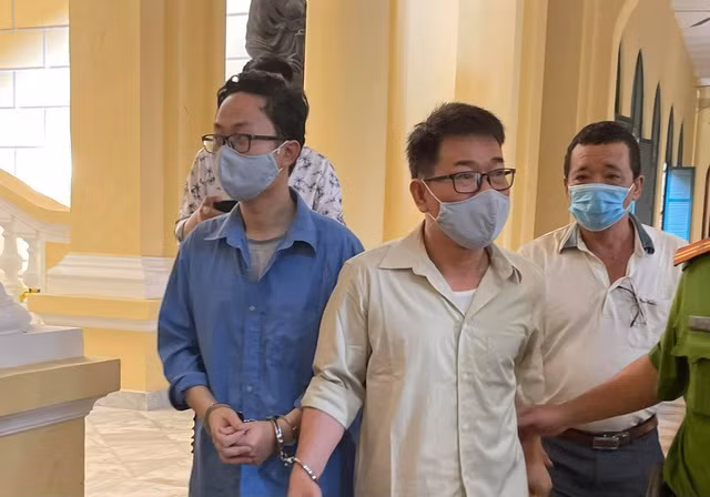 2 bị cáo Tùng và Nam được dẫn giải tới phiên xét xử. Ảnh: IT