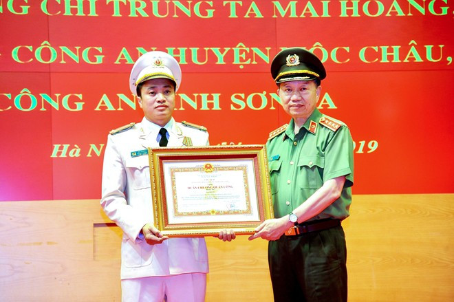 Đại tướng Tô Lâm, Bộ trưởng Bộ Công an trao tặng Huân chương Quân công hạng Ba cho thượng tá Mai Hoàng. Ảnh: tienphong Đại tướng Tô Lâm, Bộ trưởng Bộ Công an trao tặng Huân chương Quân công hạng Ba cho thượng tá Mai Hoàng. Ảnh: tienphong