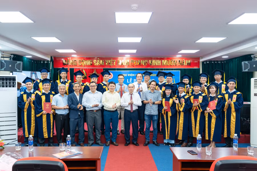 PGS.TS Lương Thế Dũng - Phó Giám đốc Học viện dự lễ bế giảng trao bằng Thạc sĩ năm 2023.