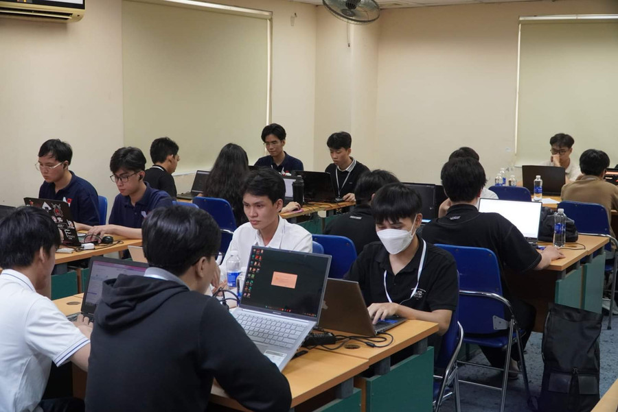 Sinh viên ngành An toàn thông tin giờ học nhóm. Sinh viên ngành An toàn thông tin giờ học nhóm.