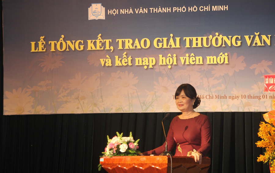 Nhà văn Bích Ngân phát biểu tại buổi lễ. Nhà văn Bích Ngân phát biểu tại buổi lễ.