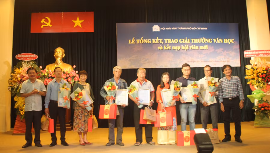 Các tác giả nhận tặng thưởng Hội nhà văn TPHCM năm 2022.