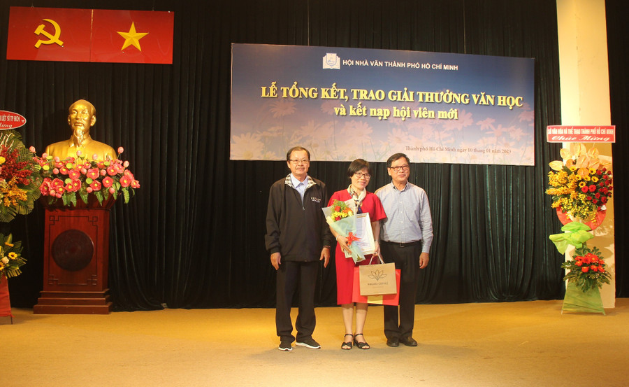 Trao giải thưởng Văn học thiếu nhi dành cho nhà văn Võ Thu Hương. Trao giải thưởng Văn học thiếu nhi dành cho nhà văn Võ Thu Hương.