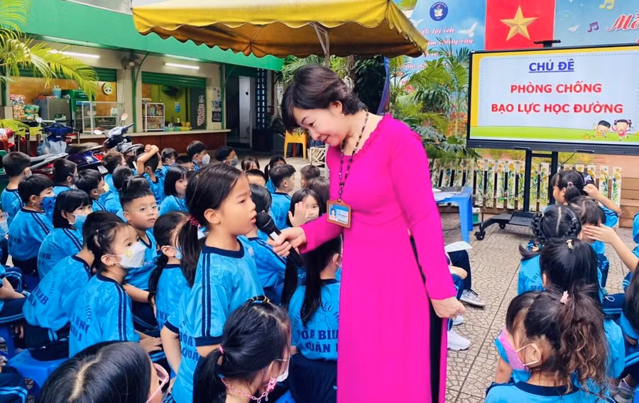 Học sinh Trường Tiểu học Hòa Bình (quận 1) tham gia hoạt động "Mỗi ngày đến trường là một ngày vui" với chủ đề Phòng chống bạo lực học đường.