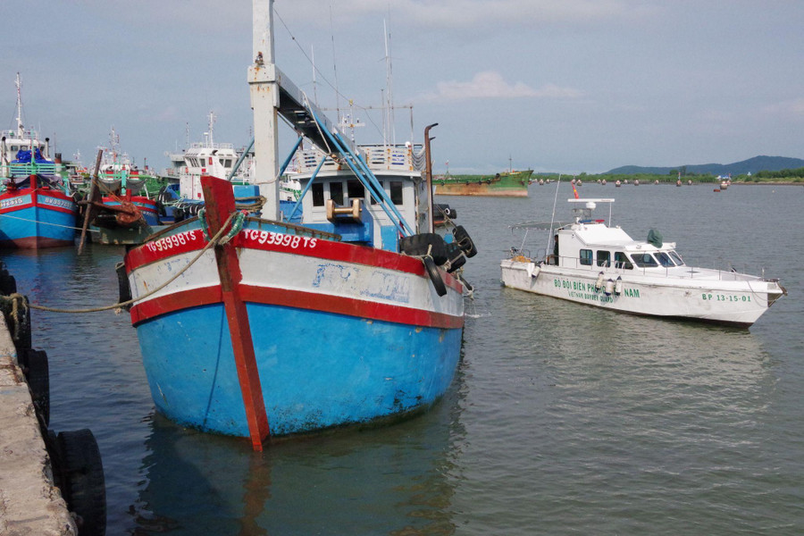Lực lượng BĐBP Bà Rịa-Vũng Tàu dẫn giải phương tiện TG 93998 TS đưa về Vũng Tàu để phục vụ công tác điều tra, xử lý theo quy định của pháp luật. Lực lượng BĐBP Bà Rịa-Vũng Tàu dẫn giải phương tiện TG 93998 TS đưa về Vũng Tàu để phục vụ công tác điều tra, xử lý theo quy định của pháp luật.