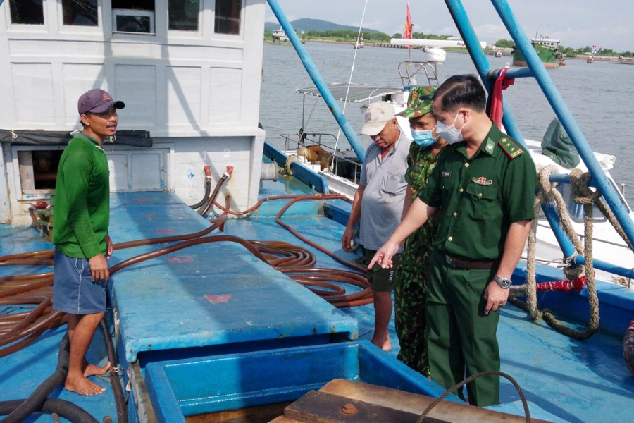 Lực lượng BĐBP Bà Rịa-Vũng Tàu kiểm tra phương tiện vận chuyển 110 nghìn lít dầu DO không rõ nguồn gốc.