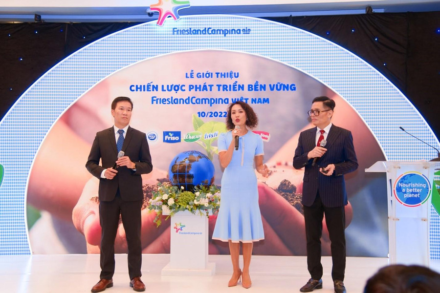 Đại diện Ban Giám đốc FrieslandCampina Việt Nam chia sẻ về bốn trọng tâm trong chiến lược phát triển bền vững. Đại diện Ban Giám đốc FrieslandCampina Việt Nam chia sẻ về bốn trọng tâm trong chiến lược phát triển bền vững.