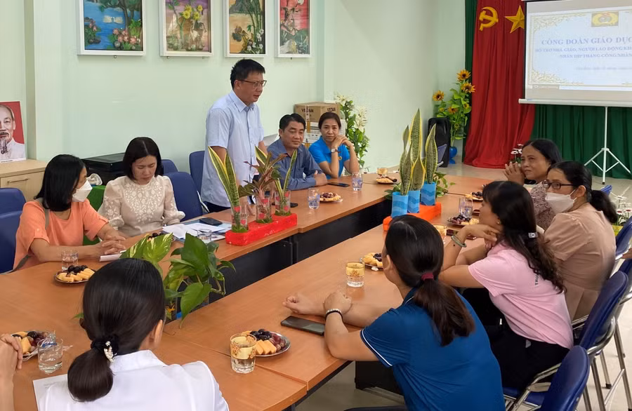 Chủ tịch Công đoàn Giáo dục Việt Nam Nguyễn Ngọc Ân phát biểu tại đợt tặng quà.