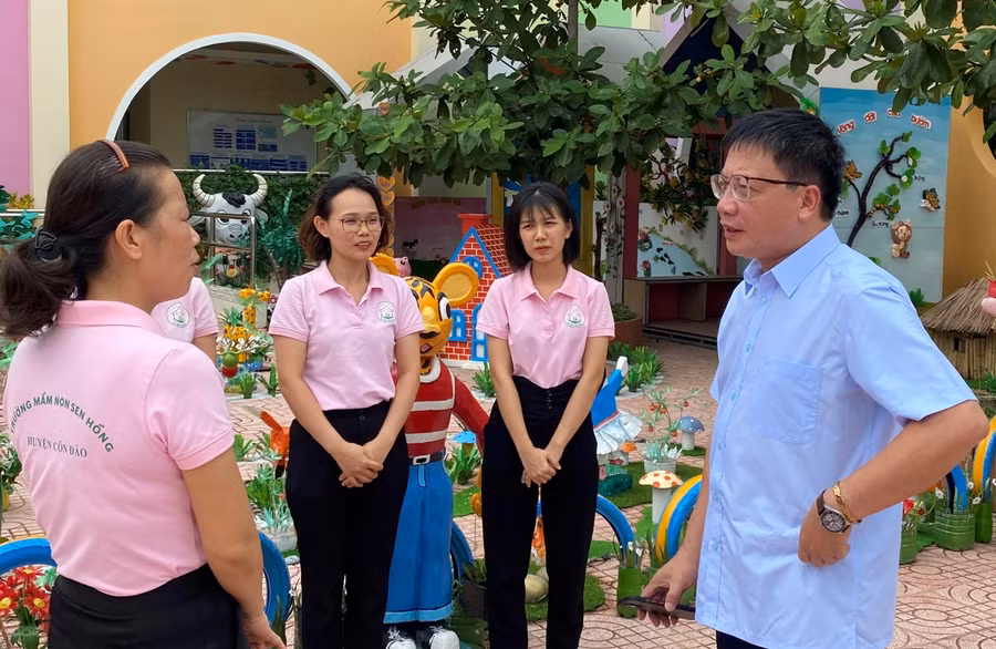 Chủ tịch Công đoàn Giáo dục Việt Nam Nguyễn Ngọc Ân thăm hỏi giáo viên trường Mần non Sen Hồng.