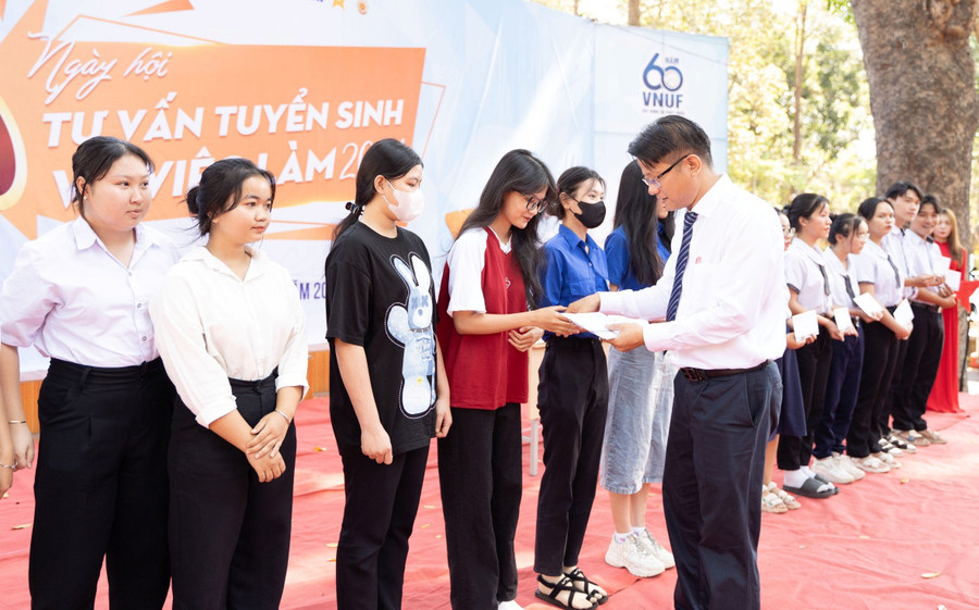 VNUF2 trao học bổng tiếp sức đến trường cho các em học sinh có hoàn cảnh khó khăn. VNUF2 trao học bổng tiếp sức đến trường cho các em học sinh có hoàn cảnh khó khăn.