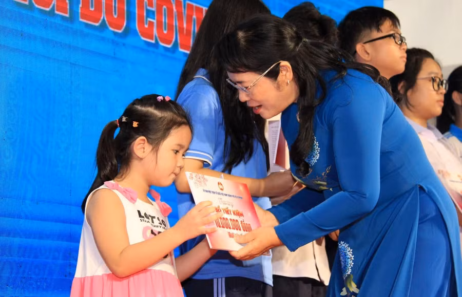 Lãnh đạo Ủy ban MTTQ Việt Nam TPHCM tặng sổ tiết kiệm cho học sinh mồ côi do COVID-19.