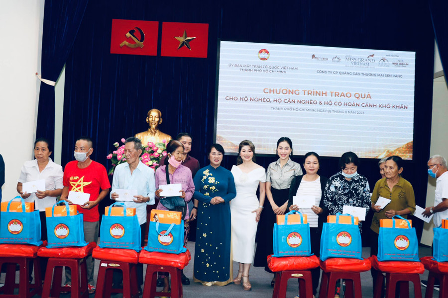 Ủy ban MTTQ Việt Nam TPHCM phối hợp với các nhà hảo tâm tặng quà cho người dân có hoàn cảnh khó khăn.