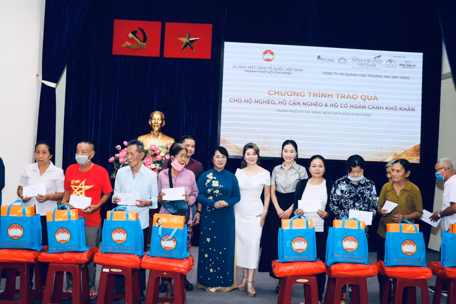 Ủy ban MTTQ Việt Nam TPHCM phối hợp với các nhà hảo tâm tặng quà cho người dân có hoàn cảnh khó khăn.