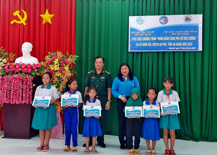 Lãnh đạo BĐBP An Giang và Hội LHPN tỉnh trao tặng học bổng cho học sinh nghèo học giỏi xã Nhơn Hội, huyện An Phú (An Giang). Ảnh: CK.