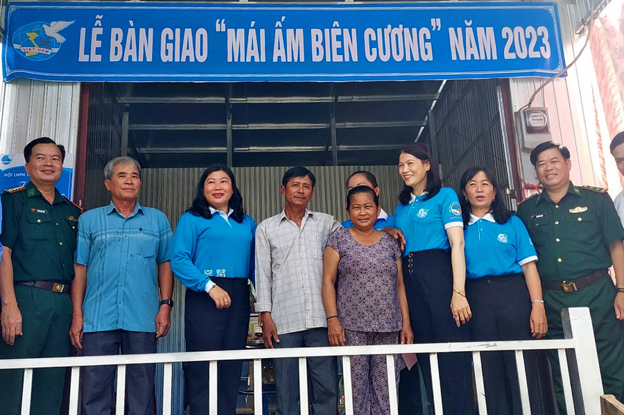 Trao tặng nhà Mái ấm biên cương cho Hội viên phụ nữ xã Phú Hội, huyện An Phú. Ảnh: CK. Trao tặng nhà Mái ấm biên cương cho Hội viên phụ nữ xã Phú Hội, huyện An Phú. Ảnh: CK.