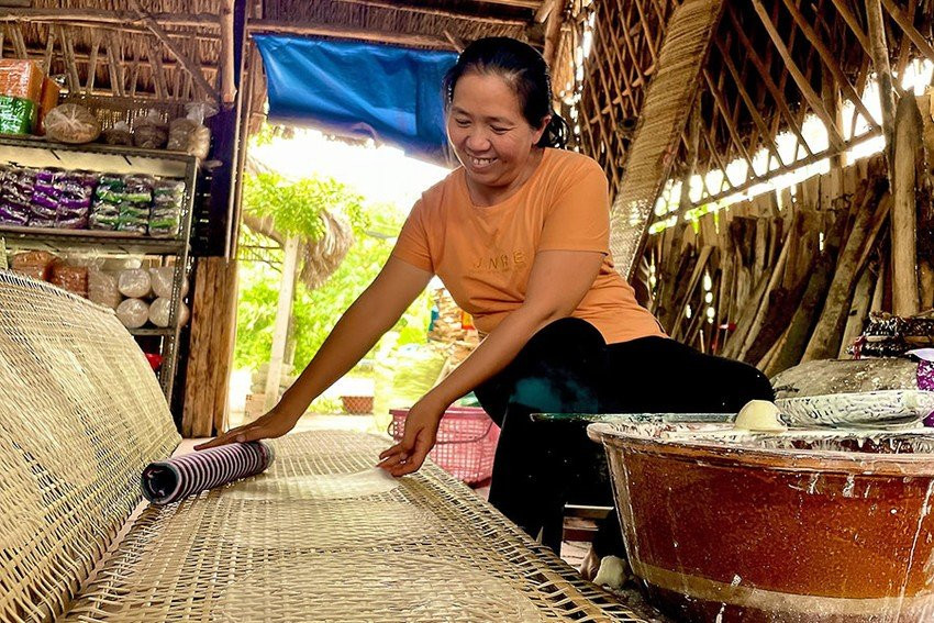 Những ngày cận Tết bếp lửa nhà chị Hồ Quế Châu đỏ lửa khi trời chưa kịp sáng để phục vụ cho bà con gần xa. Những ngày cận Tết bếp lửa nhà chị Hồ Quế Châu đỏ lửa khi trời chưa kịp sáng để phục vụ cho bà con gần xa.