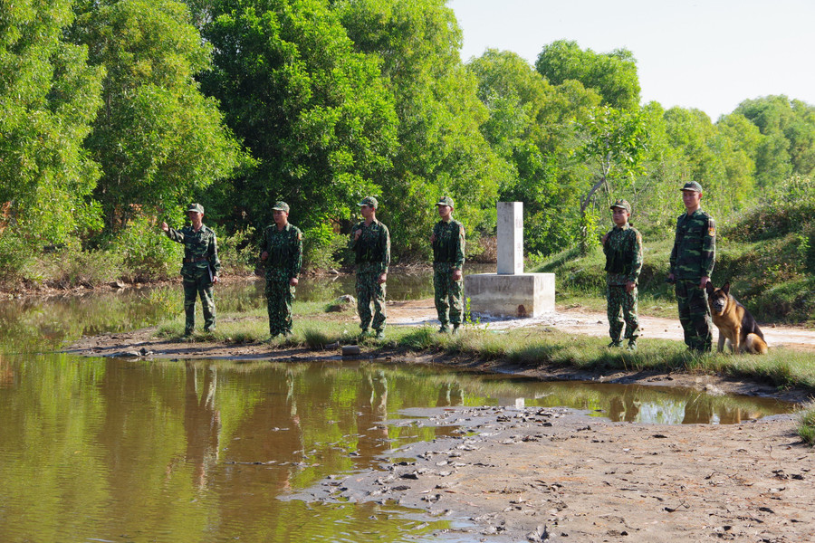 Những người lính Biên phòng Kiên Giang luôn thực hiện nghiêm chế độ trực sẵn sàng chiến đấu, tuần tra bảo vệ đường biên, cột mốc. (Ảnh: LAT)