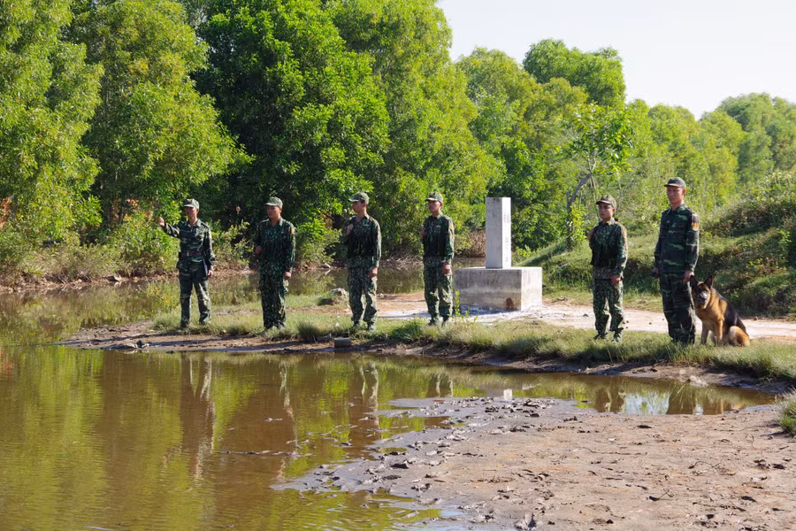 Những người lính Biên phòng Kiên Giang luôn thực hiện nghiêm chế độ trực sẵn sàng chiến đấu, tuần tra bảo vệ đường biên, cột mốc. (Ảnh: LAT)