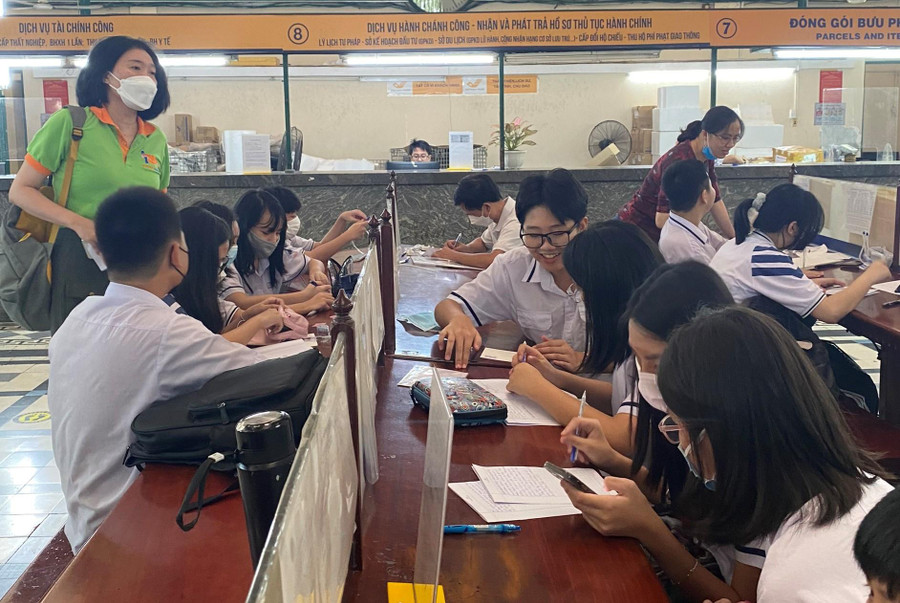 Hoạt động trải nghiệm của học sinh Trường Trung học cơ sở Nguyễn Du tại Bưu điện TPHCM. Hoạt động trải nghiệm của học sinh Trường Trung học cơ sở Nguyễn Du tại Bưu điện TPHCM.