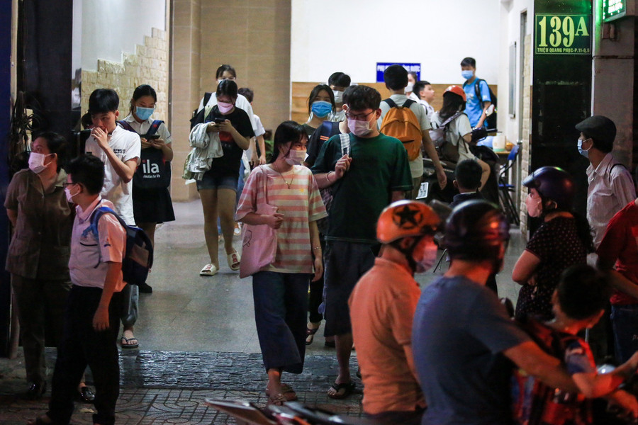 Phụ huynh đón con tại một trung tâm học thêm ngoài giờ trên địa bàn quận 5.